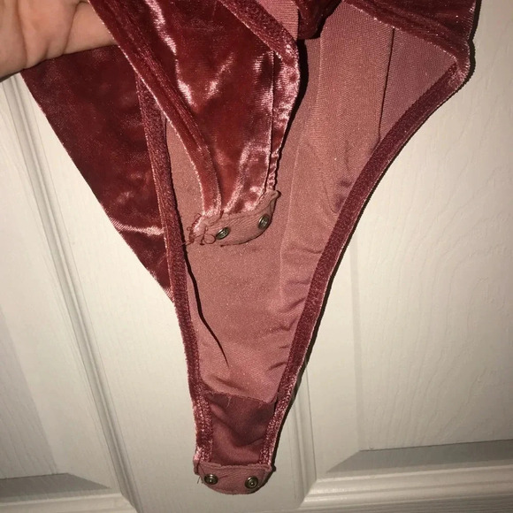 🌟Velvet Bodysuit - Picture 6 of 6